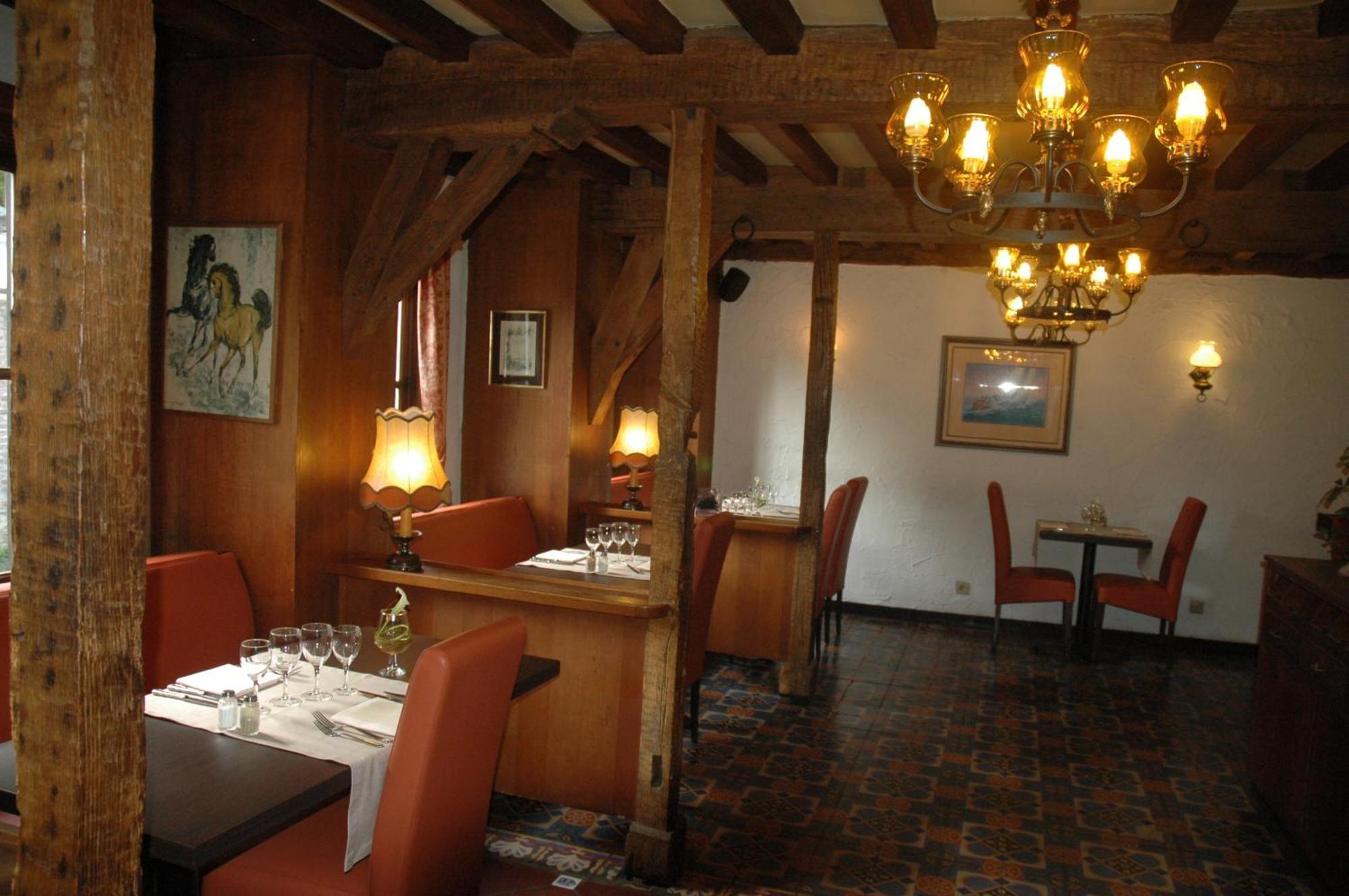 Отель Le Relais Du Marquis Иттр Номер фото
