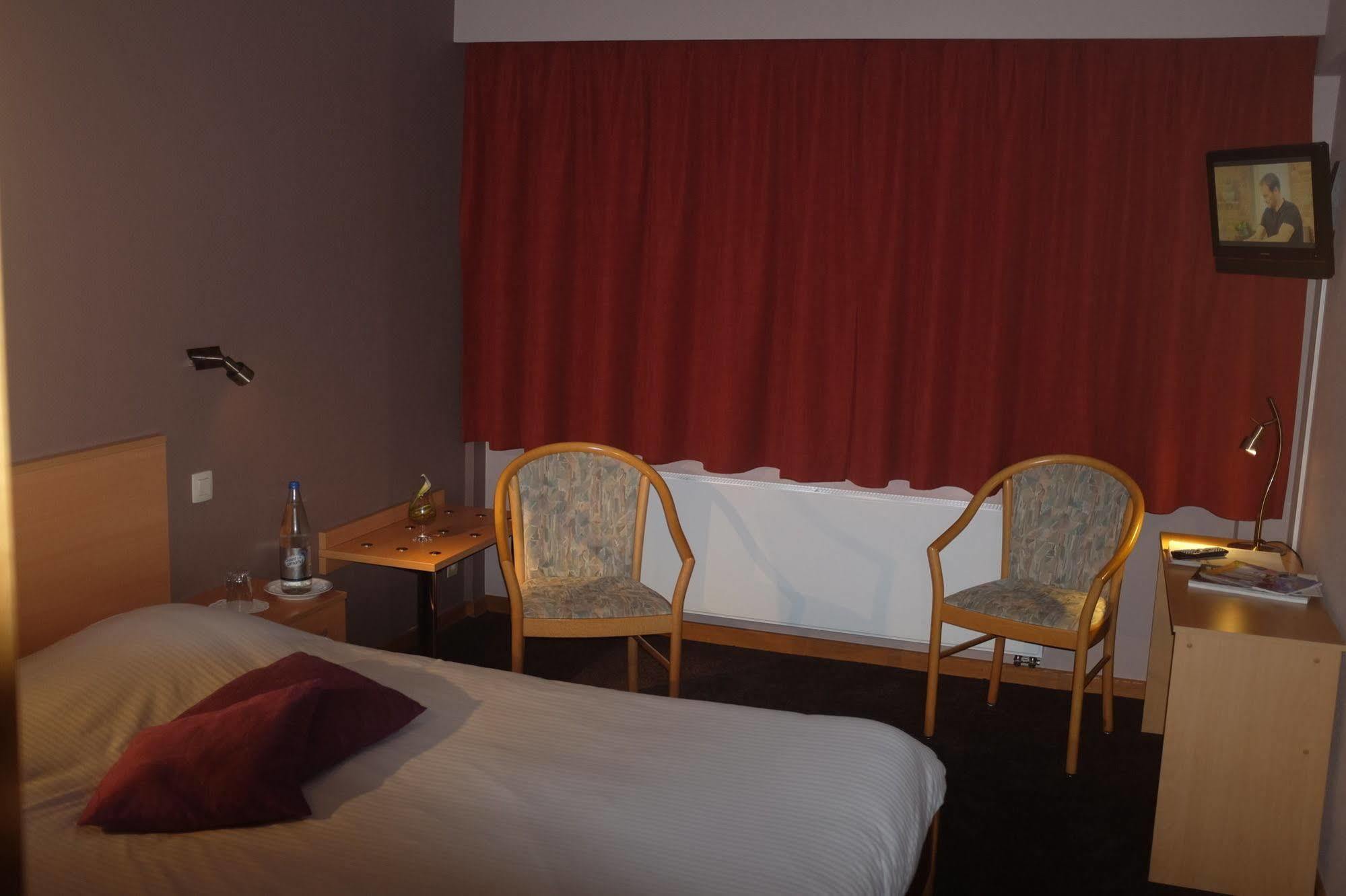 Отель Le Relais Du Marquis Иттр Экстерьер фото